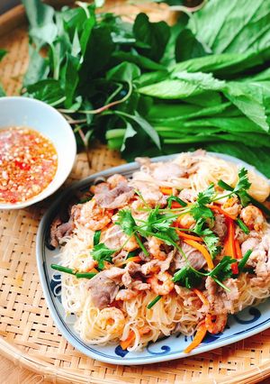 Hình của món Hủ tiếu xào tôm thịt.