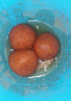 A picture of Gulab jamun.