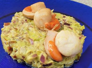 Une photo de Fondue de poireau sauce masala doux et noix de saint-Jacques