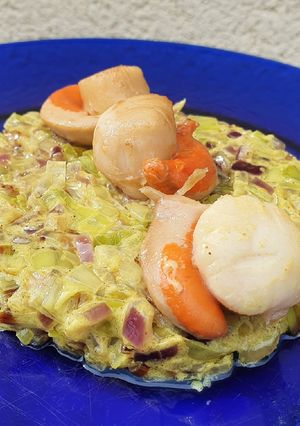Une photo de Fondue de poireau sauce masala doux et noix de saint-Jacques