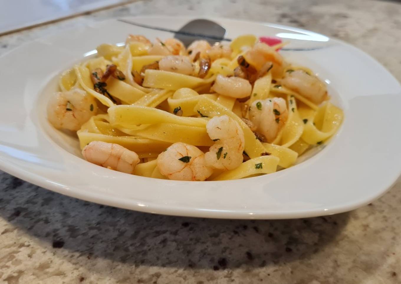 Tagliatelli con gambas al ajillo