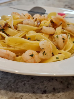Una foto de Tagliatelli con gambas al ajillo
