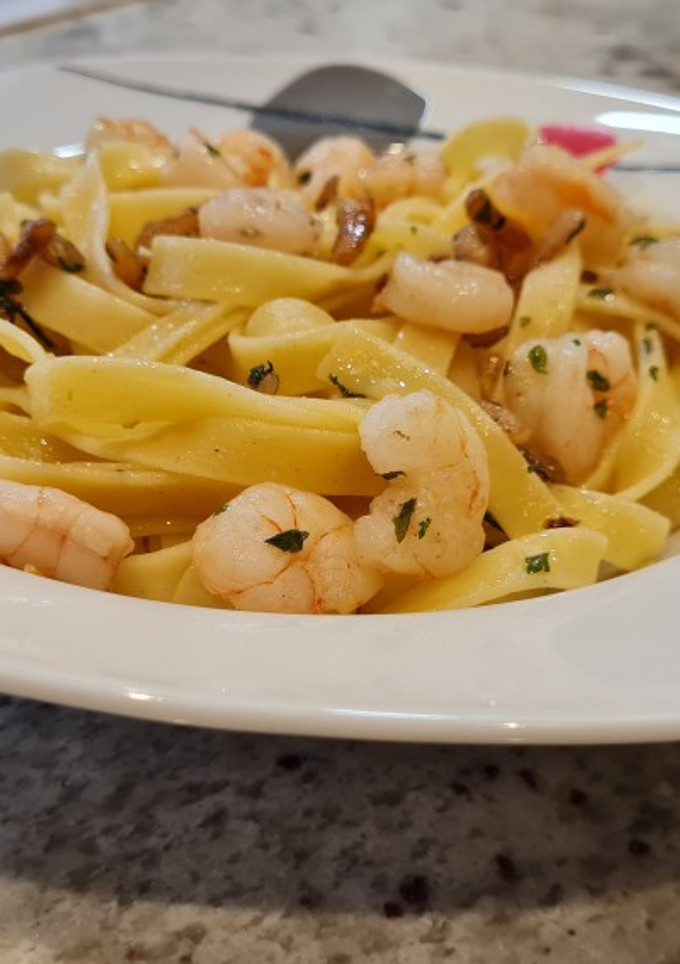 Una foto de Tagliatelli con gambas al ajillo