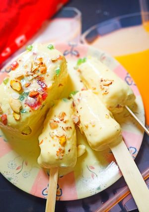 कस्टर्ड कुल्फी (Custard kulfi recipe in Hindi) रेसिपी मुख्य फोटो