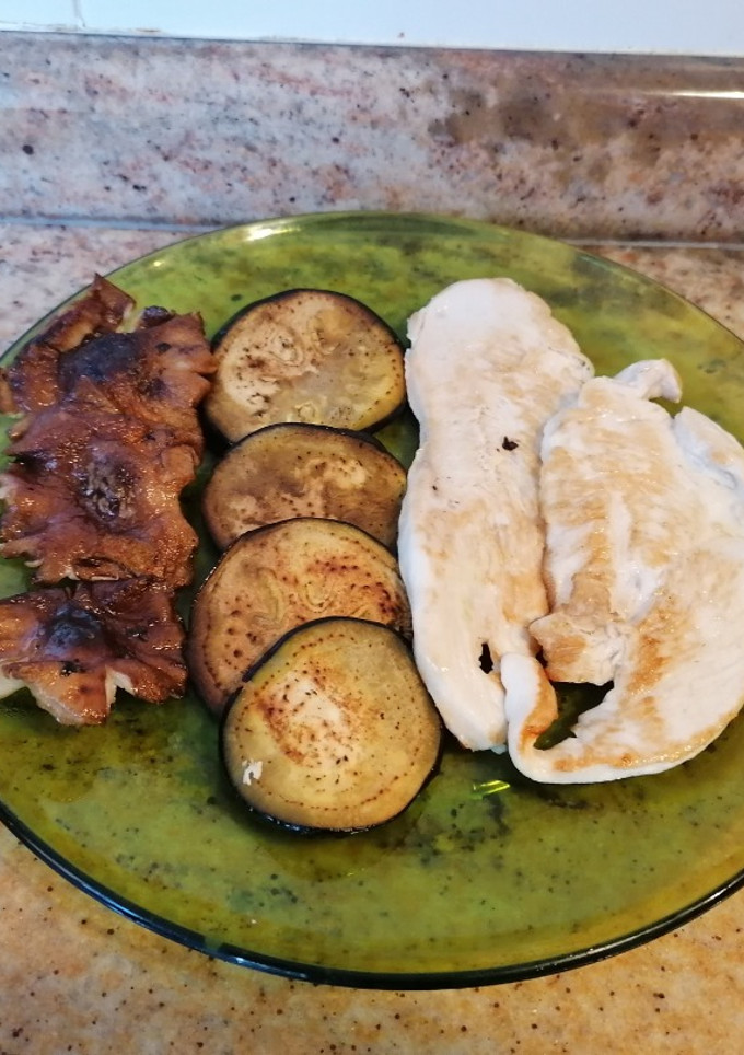 Una foto de Pechuga con berenjena y shiitake