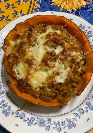 Une photo de Potimarron farci bœuf tomate coriandre et emmental
