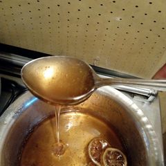 A picture of Golden syrup.