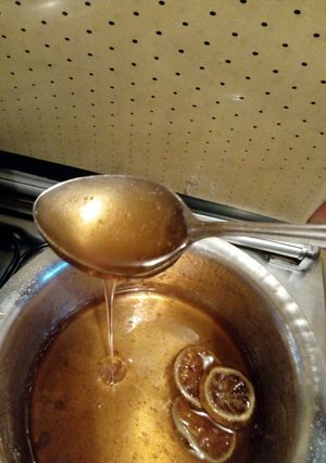 A picture of Golden syrup.