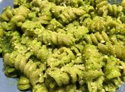Una foto de pesto con perejil