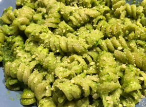 Una foto de Fideos con pesto de perejil 🌿