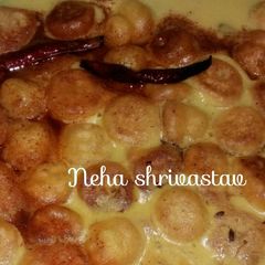 A picture of Kadhi pakoda.