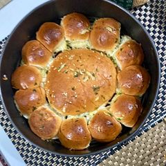 A picture of Cheesy garlic buns.