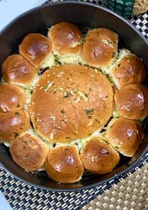A picture of Cheesy garlic buns.
