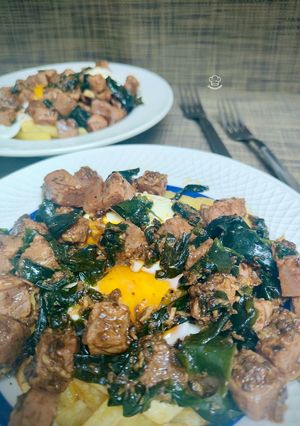Una foto de Huevos rotos con alga wakame y atún marinado