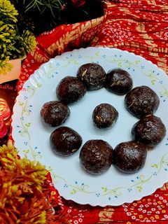 रागी चॉकलेट लड्डू (ragi chocolate ladoo recipe in Hindi) रेसिपी मुख्य फोटो