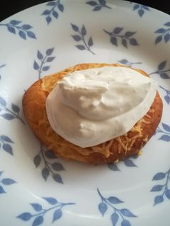 Gluténmentes sajtpuffancs fokhagymás-borsos tejföllel recept fotója