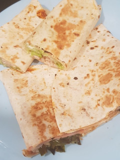 Una foto de Wrap vegetal y quesadilla con pimientos