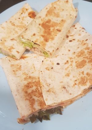 Una foto de Wrap vegetal y quesadilla con pimientos