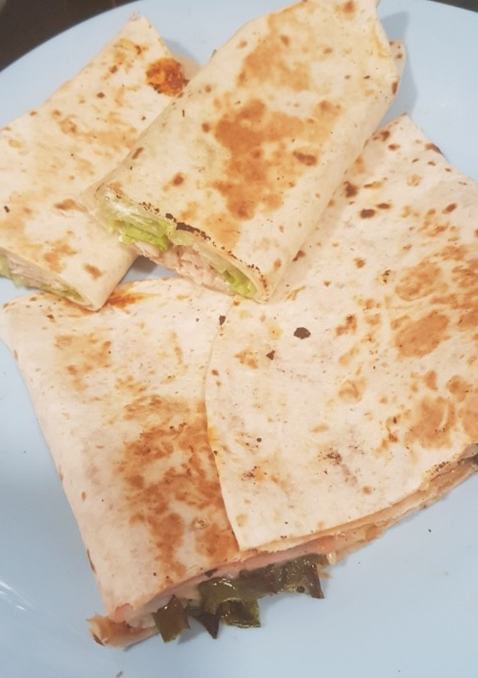 Una foto de Wrap vegetal y quesadilla con pimientos