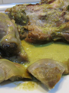 Una foto de Codillo de cerdo con alcachofas en salsa alkale