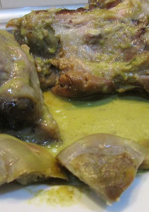 Una foto de Codillo de cerdo con alcachofas en salsa alkale