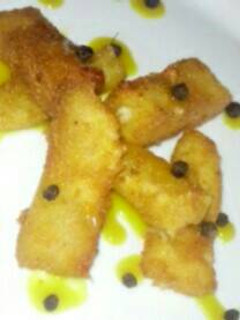 Una foto de Cheese fingers Lvll con salsa