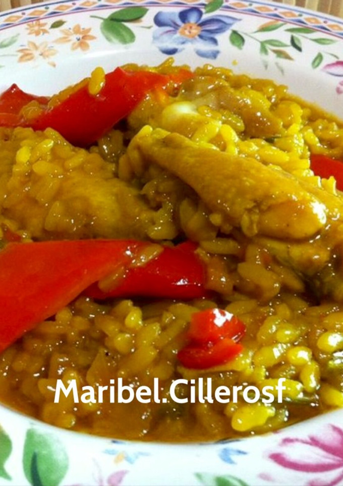 Una foto de Arroz caldoso, con alitas de pollo