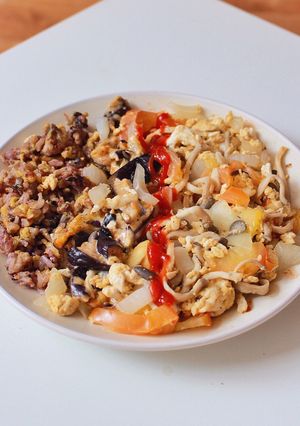Hình của món (Eatclean) Cà tím phô mai + nấm xào cà chua trứng + cơm chiên trứng.