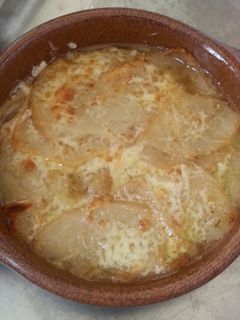 Una foto de Sopa de cebolla con queso gratinado