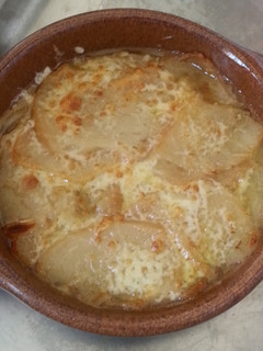 Una foto de Sopa de cebolla con queso gratinado
