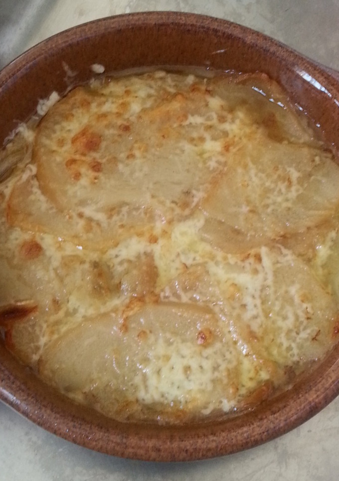 Una foto de Sopa de cebolla con queso gratinado
