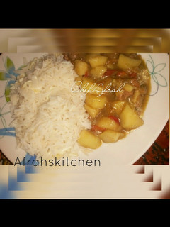A picture of White rice with potatoes soup.