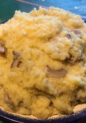Une photo de Purée de polenta aux champignons de paris et bouillon maison