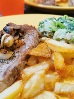 Una foto de Atún a la plancha con patatas fritas y ensalada verde!!!