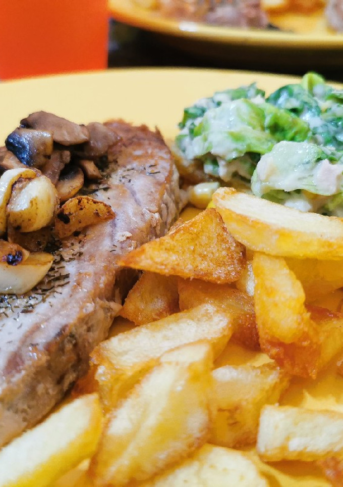 Una foto de Atún a la plancha con patatas fritas y ensalada verde!!!