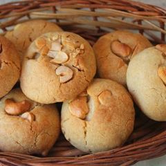 A picture of Cashew nuts cookies.
