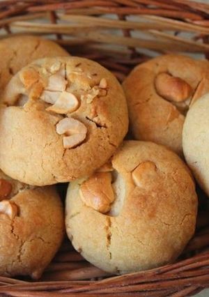 A picture of Cashew nuts cookies.