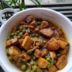 A picture of Matar paneer.