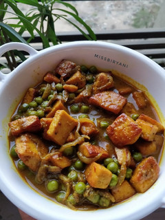 A picture of Matar paneer.