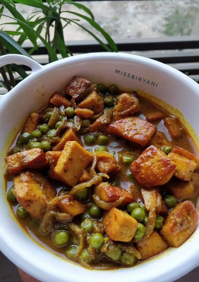 A picture of Matar paneer.