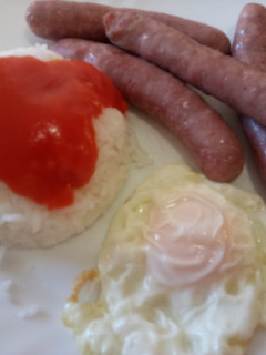 Una foto de Salchichas frescas al vino con arroz blanco con tomate y huevo