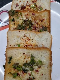 ચીઝ ગાર્લિક બ્રેડ (Cheese garlic bread recipe in gujarati) રેસીપી મુખ્ય ફોટો
