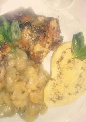 Una foto de Pollo a las finas hierbas con Papas spagza