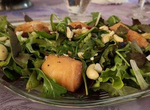 Foto di Involtini di salmone misticanza frutta secca e aceto balsamico