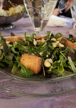 Foto di Involtini di salmone misticanza frutta secca e aceto balsamico