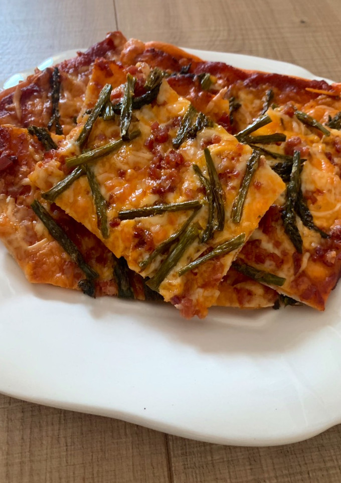 Una foto de Pizza de jamón y espárragos trigueros