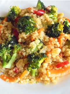 Una foto de Quinoa con verduras