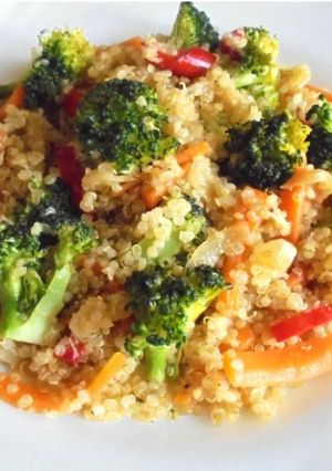 Una foto de Quinoa con verduras