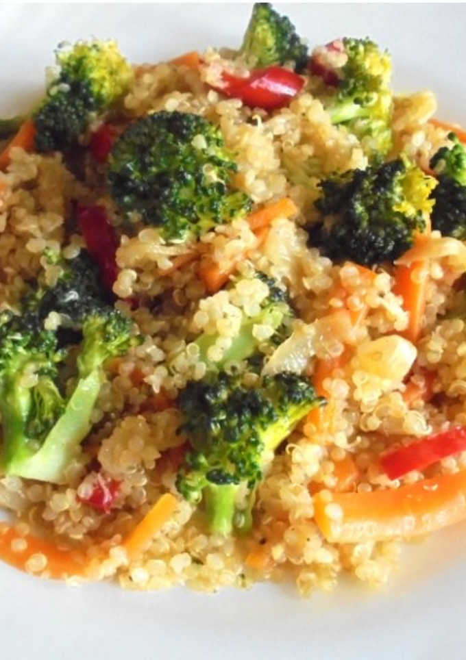 Una foto de Quinoa con verduras