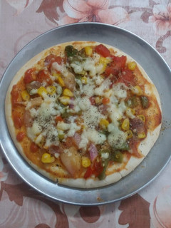 इंस्टेंट चीज़ पिज़्ज़ा (instant cheese pizza recipe in Hindi) रेसिपी मुख्य फोटो